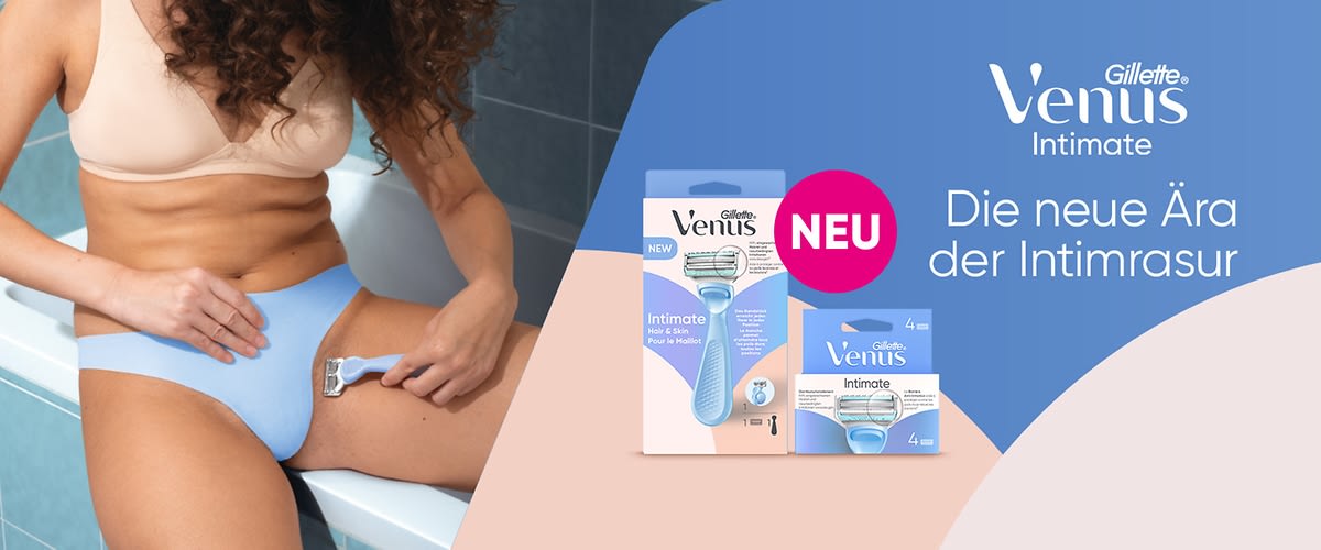 Frau im blauen Slip rasiert sich den Oberschenkel mit einem Gillette Venus Intimate Rasierer, rechts Produktabbildungen und Schriftzug „Die neue Ära der Intimrasur“ und „NEU“