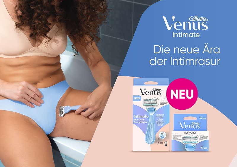 Frau im hellblauen Slip rasiert mit einem blauen Gillette Venus Intimate Rasierer ihre Bikinizone, rechts Produktabbildungen mit Text „Venus Intimate Die neue Ära der Intimrasur“ und rotem Kreis „NEU“