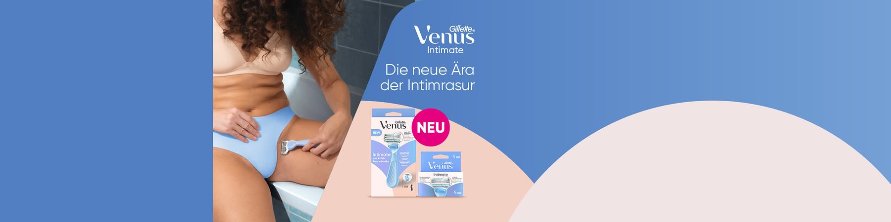 Frau im hellblauen Slip rasiert mit einem blauen Gillette Venus Intimate Rasierer ihre Bikinizone, rechts Produktabbildungen mit Text „Venus Intimate Die neue Ära der Intimrasur“ und rotem Kreis „NEU“