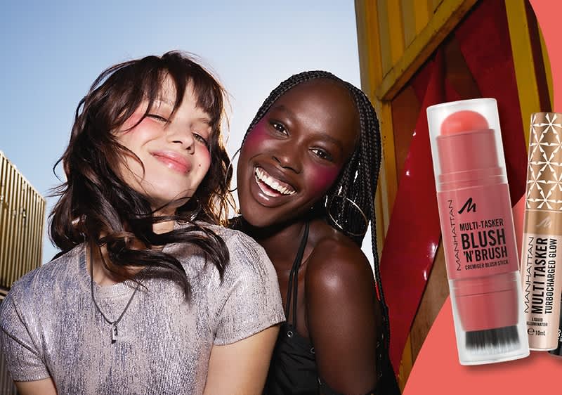Zwei Frauen stehen Schulter an Schulter vor bunten Wänden, rechts zwei kosmetische Produkte: ein rosa Creme-Blush-Stift mit Pinselaufsatz und ein gold verpackter Multitasking Concealer-Roller