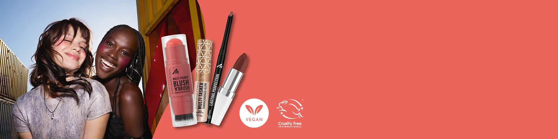 Zwei Frauen stehen Schulter an Schulter vor bunten Wänden, rechts zwei kosmetische Produkte: ein rosa Creme-Blush-Stift mit Pinselaufsatz und ein gold verpackter Multitasking Concealer-Roller