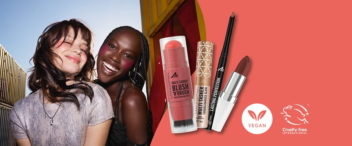Zwei junge Frauen in sommerlicher Kleidung stehen dicht nebeneinander vor bunten Containern; rechts zwei Kosmetikprodukte sichtbar: ein rosafarbener Multi-Tasker Blush & Brush-Stift und ein beige Tube-Multi-Tasker mit schwarzer Schrift