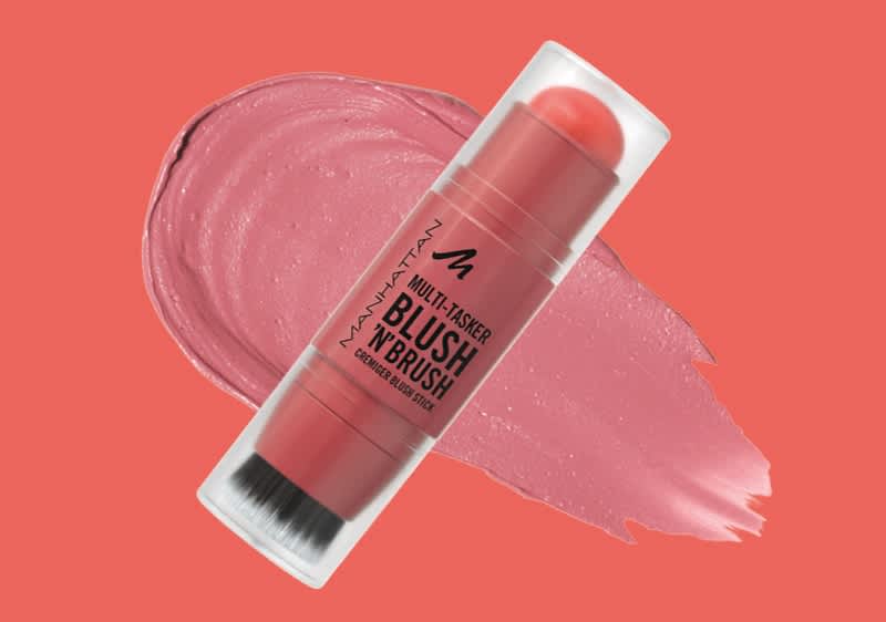Rosa-cremefarbener Stift mit Pinselapplikator und Aufschrift „Multi-Tasker Blush N Brush“ vor einem passenden rosa Blush-Farbklecks