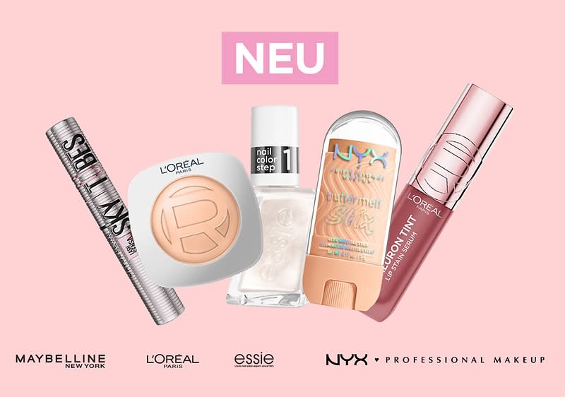 Auf hellrosa Hintergrund fünf Kosmetikprodukte nebeneinander: links eine silberne Maybelline Sky High Mascara, daneben ein rundes L’Oréal Puder in hellem Beigerosé, mittig eine klare essie Nagellackflasche, daneben ein NYX Butterglow Stick in Pfirsichton, rechts ein L’Oréal Lippenstift-Gloss in Rosa mit glänzendem Applikator, oben zentriert Schriftzug „NEU“ und unten Markenlogos von Maybelline, L’Oréal, essie und NYX