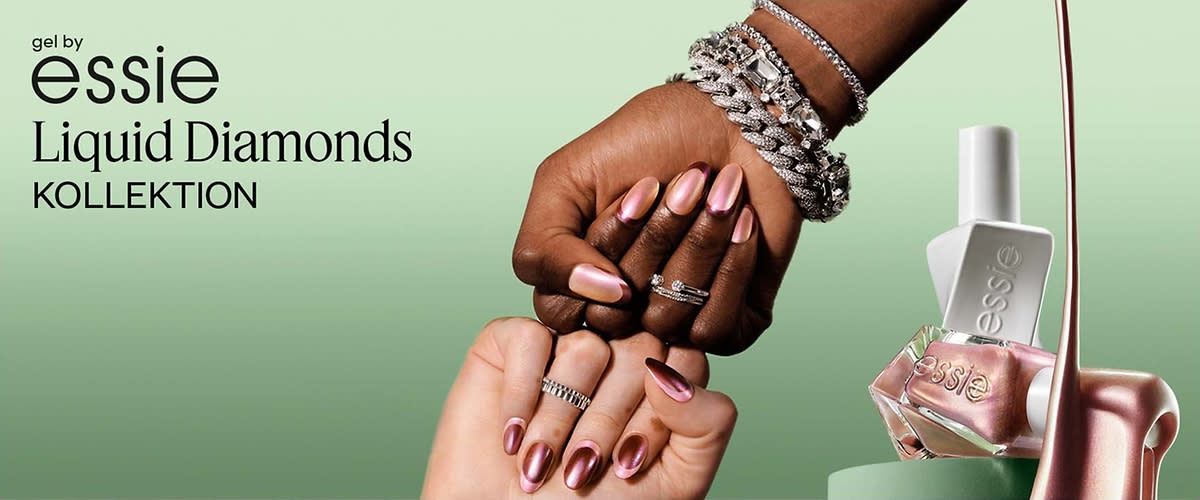 Zwei essie Nagellackflaschen der Liquid Diamonds Kollektion, eine weiße Gel-Flasche und eine schimmernde roségoldene Flasche, vor grünem Hintergrund, daneben fließender roségoldener Lack
