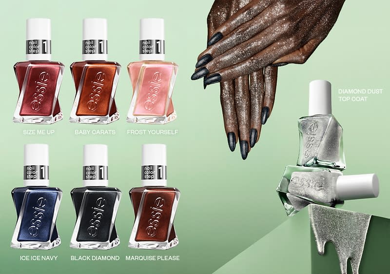 Sechs Nagellack-Fläschchen in zwei Reihen mit Schriftzügen: oben von links „SIZE ME UP“, „BABY CARATS“, „FROST YOURSELF“, unten „ICE ICE NAVY“, „BLACK DIAMOND“, „MARQUISE PLEASE“, rechts silberner Glitzer-Topcoat mit Beschriftung „DIAMOND DUST TOP COAT“, darüber dunkle Hände mit lackierten schwarzen Nägeln auf pastellgrünem Hintergrund