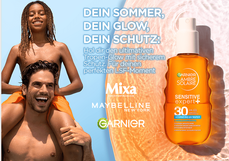Zwei Jugendliche am Strand, ein Junge sitzt im Wasser und trägt ein Mädchen auf den Schultern, rechts eine orangefarbene Sprayflasche Garnier Ambre Solaire Sensitive Expert+ und mittig weiße Werbetexte zu Sommer, Glow und Schutz, Markenlogos von Mixa, Maybelline und Garnier