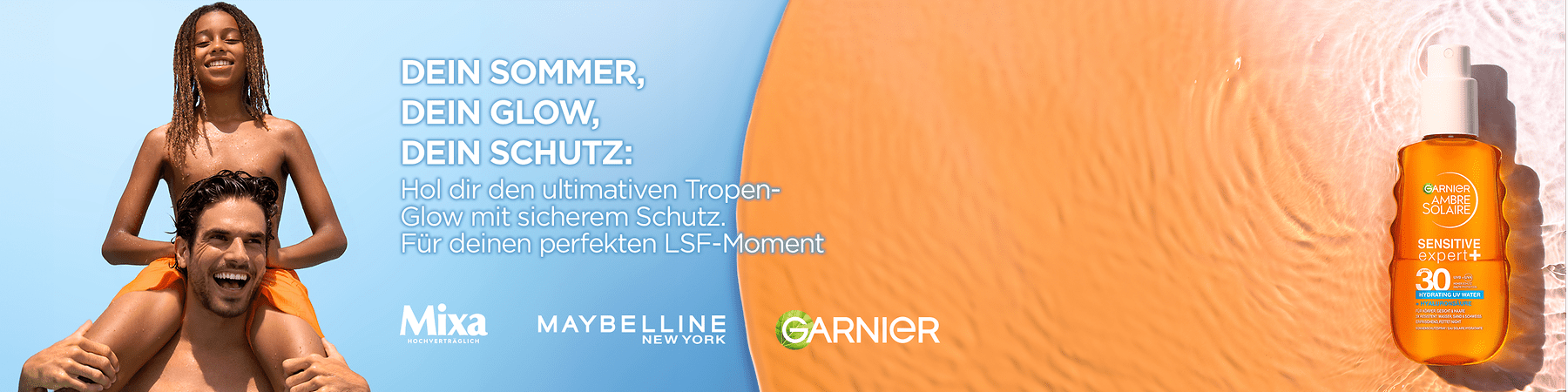 Zwei Jugendliche am Strand, ein Junge sitzt im Wasser und trägt ein Mädchen auf den Schultern, rechts eine orangefarbene Sprayflasche Garnier Ambre Solaire Sensitive Expert+ und mittig weiße Werbetexte zu Sommer, Glow und Schutz, Markenlogos von Mixa, Maybelline und Garnier