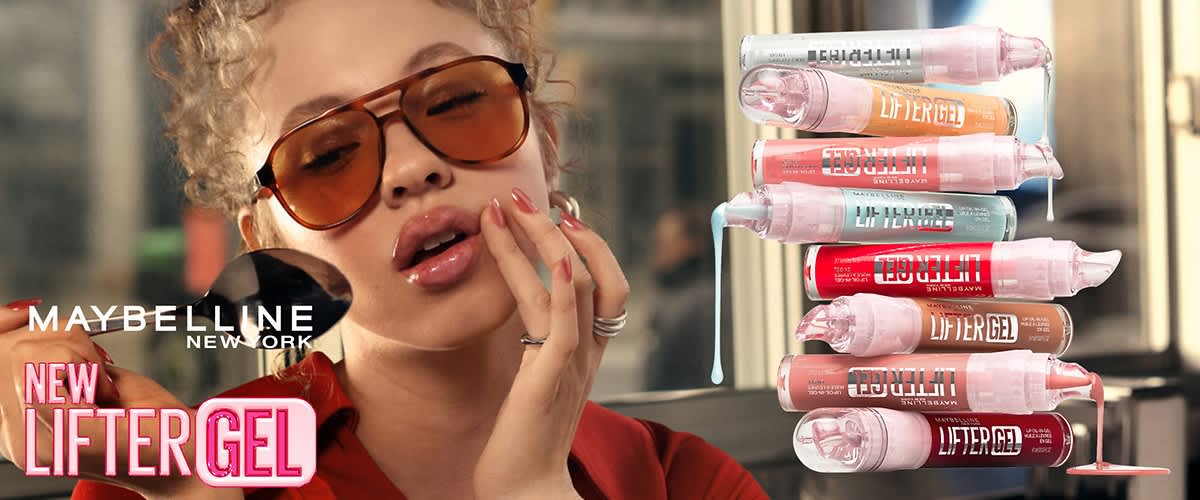 A Stapel transparenter Maybelline Lifter Gel Lippenprodukte in verschiedenen Farben, einige mit tropfendem Gel, daneben Schriftzug „MAYBELLINE NEW YORK“ und „NEW LIFTER GEL“