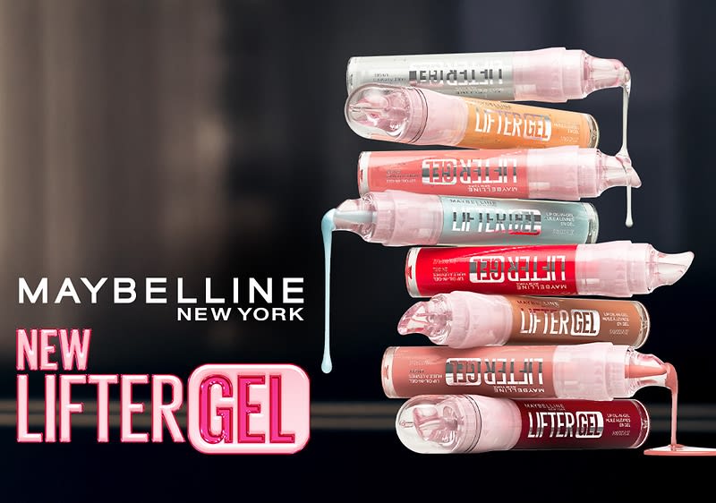 A Stapel verschiedener Maybelline Lifter Gel Lippenprodukte in Pastell- und Rottönen, aus den Öffnungen tropft Gel, links Schriftzug „MAYBELLINE NEW YORK“ und „NEW LIFTER GEL“