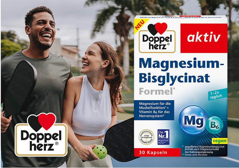 Zwei sportlich gekleidete Personen mit Paddeln neben einer Doppelherz aktiv Magnesium-Bisglycinat-Formel-Packung mit 30 Kapseln