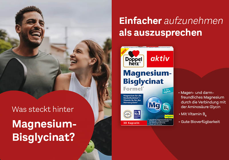 Zwei Personen in Sportkleidung mit Tennisschlägern links, rechts eine Verpackung von Doppelherz aktiv Magnesium-Bisglycinat Kapseln und Textinformationen zu Magnesiumvorteilen