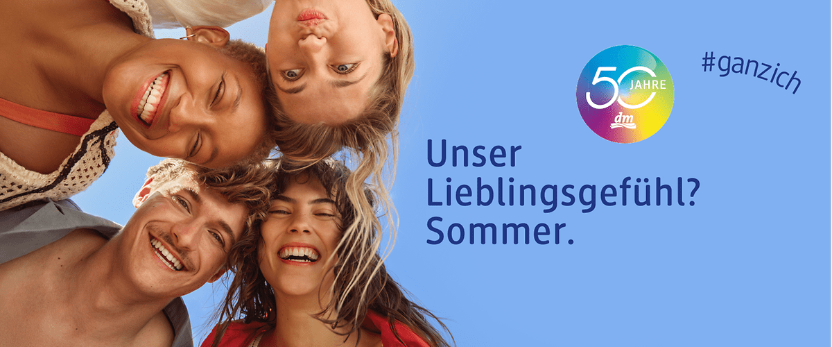 Drei lächelnde junge Personen in Sommerkleidung nebeneinander vor hellblauem Hintergrund, rechts blauer Text „Unser Lieblingsgefühl? Sommer.“ und oben rechts Hashtag „#ganzich“