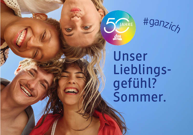 Drei junge Personen blicken fröhlich von oben in die Kamera, rechts blauer Hintergrund mit rundem buntes Logo „50 Jahre dm“ und Text „Unser Lieblingsgefühl? Sommer.“