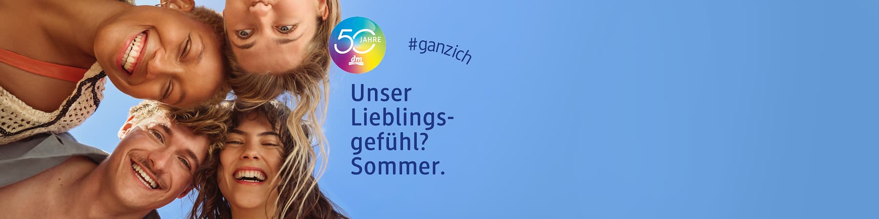 Drei junge Personen blicken fröhlich von oben in die Kamera, rechts blauer Hintergrund mit rundem buntes Logo „50 Jahre dm“ und Text „Unser Lieblingsgefühl? Sommer.“