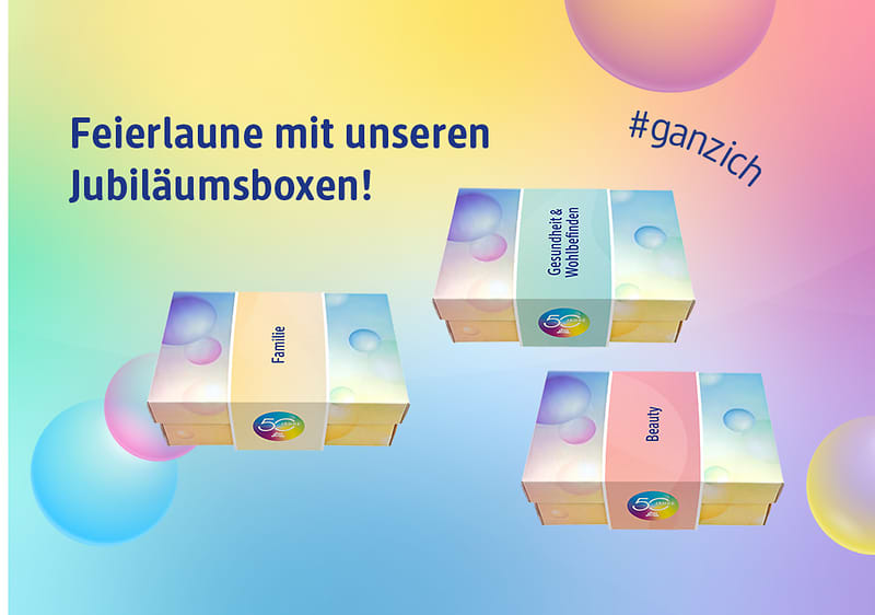 Bunte Jubiläumsboxen mit runden Farbverläufen; links Schriftzug „Familie“, oben Schriftzug „Gesundheit & Mobilität“, rechts Schriftzug „Beauty“ und großes Logo „50“ auf jeder Box, Text „Feierlaune mit unseren Jubiläumsboxen!“ und Hashtag „#ganzich“ auf pastellfarbenem Hintergrund