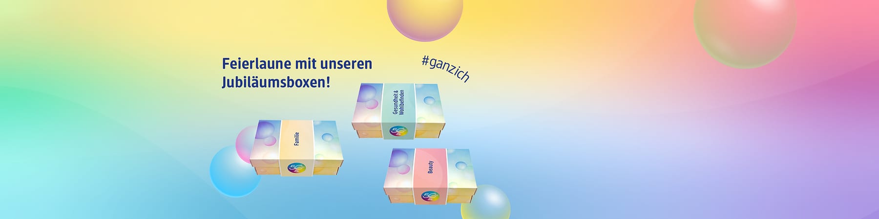 Bunte Jubiläumsboxen mit runden Farbverläufen; links Schriftzug „Familie“, oben Schriftzug „Gesundheit & Mobilität“, rechts Schriftzug „Beauty“ und großes Logo „50“ auf jeder Box, Text „Feierlaune mit unseren Jubiläumsboxen!“ und Hashtag „#ganzich“ auf pastellfarbenem Hintergrund