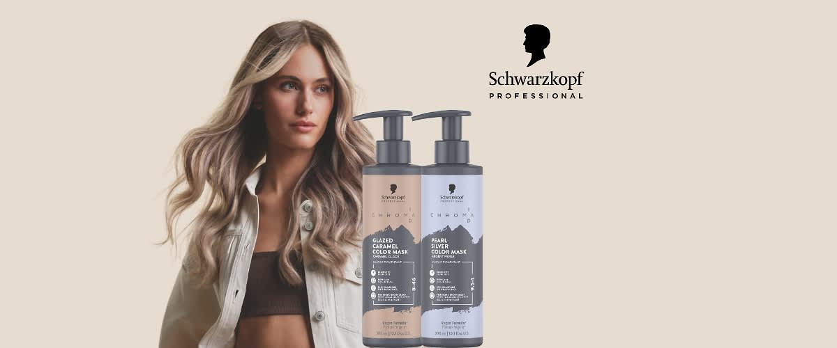 Eine Frau mit langen, gewellten Haaren trägt eine helle Jacke, daneben zwei Pumpspender-Flaschen von Schwarzkopf Professional mit den Aufschriften „Glazed Caramel Color Mask“ und „Pearl Silver Color Mask“