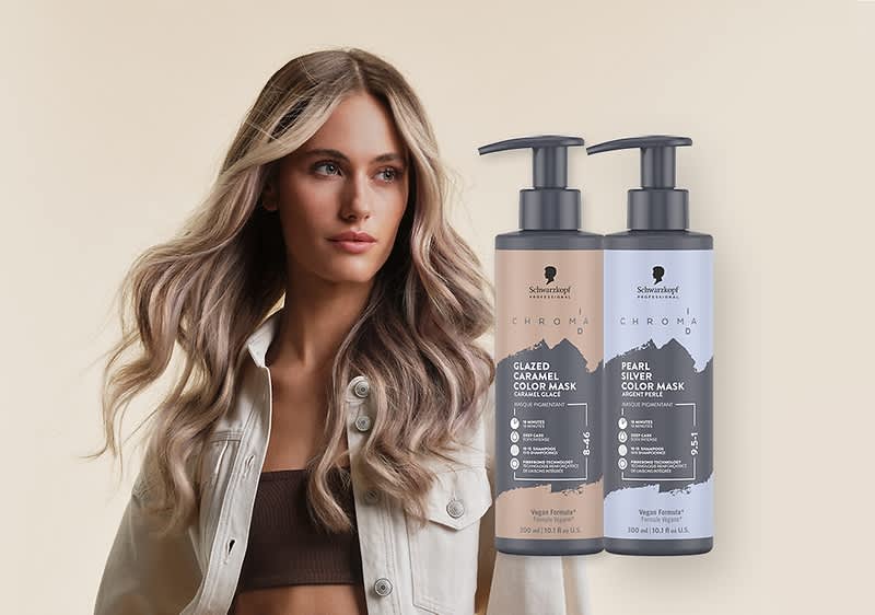 Frau mit langen, welligen, hellbraun-blonden Haaren trägt offenes helles Hemd über braunem Top; rechts zwei Pumpspender-Flaschen Schwarzkopf Chroma ID Color Mask in Beige (Glazed Caramel) und Silber (Pearl Silver)