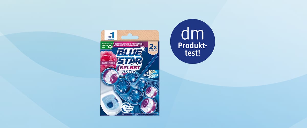 Packung mit zwei Blue Star Selbst Aktiv WC-Reinigungssteinen, Motiv blaue Kugeln und Blüten, Aufschrift „2x Stück“ und „Blaues Wasser“, dm-Produkttest-Markierung
