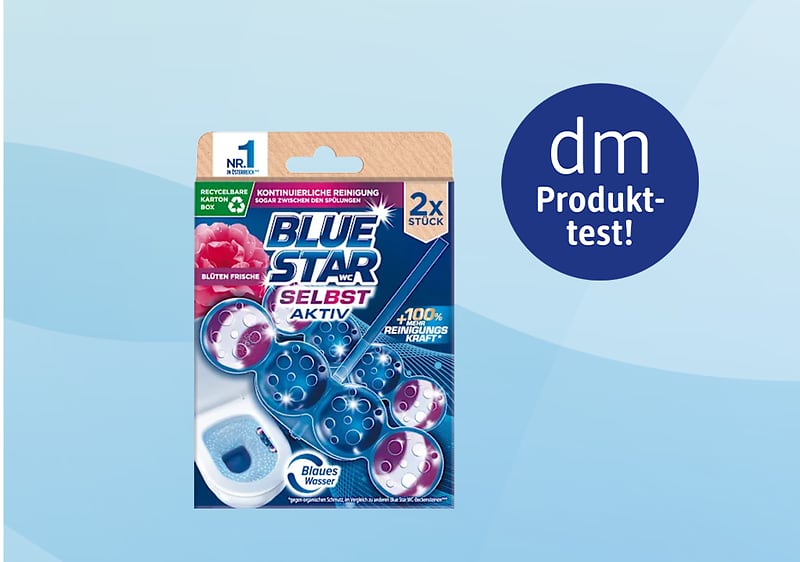 Packung Blue Star Selbst Aktiv WC-Reiniger mit blauer und rosa Duftkugel, Aufschrift „BLUE STAR SELBST AKTIV“, „2x Stück“ und „Blüten Frische“, daneben runder blauer Sticker „dm Produkttest!“