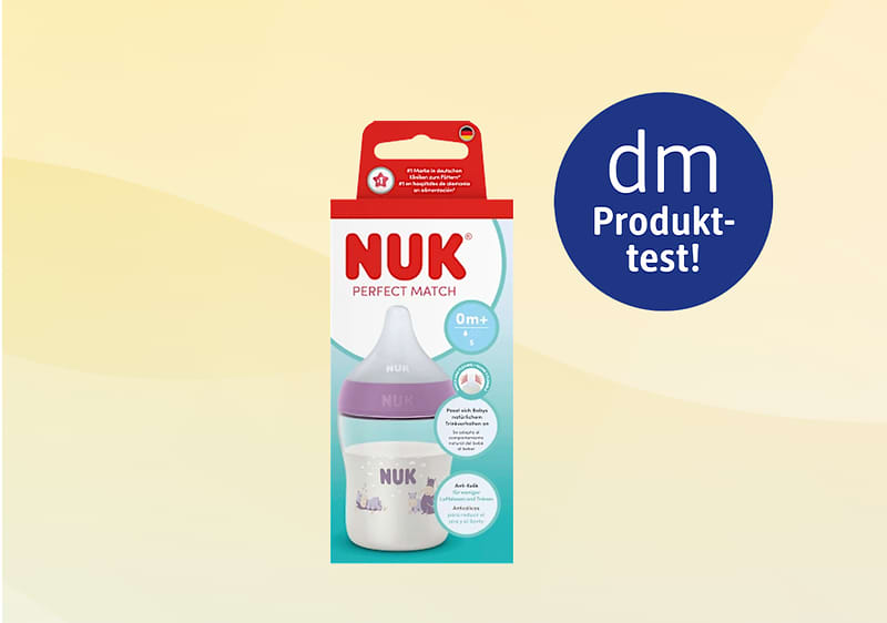 Verpackte NUK Perfect Match Babyflasche 0m+ in Pastellfarben mit Aufschrift „NUK“ und blauem Rundaufkleber „dm Produkttest!“
