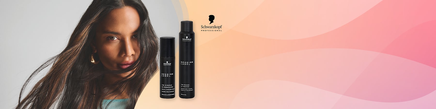 Zwei schwarze Stylingprodukte von Schwarzkopf Professional mit Aufschrift „SESSION LABEL“ vor pastellfarbenem Hintergrund, rechts oben das Schwarzkopf-Logo, links sichtbar lange dunkle Haare