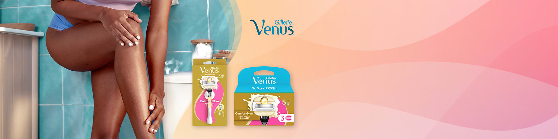 Zwei gebräunte Frauenbeine mit weißen Fuß- und Fingernägeln, daneben zwei Gillette Venus ComfortGlow Rasierklingenpackungen in Gelb/Pink und Blau/Gelb mit Aufschrift „Venus“ und „ComfortGlow“