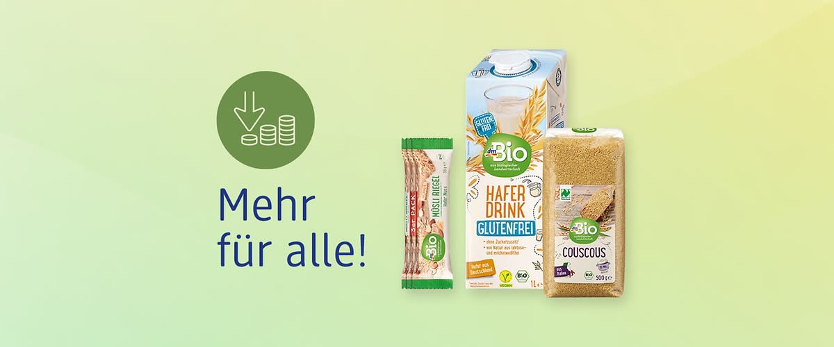 Auf grünen Verlaufshintergrund links grüner Kreis mit Pfeil nach unten über Münzen und blauer Text „Mehr für alle!“, rechts drei Bio-Produkte nebeneinander: ein Riegel mit grünem Markenstreifen, eine 1‑l Kartonpackung „Bio Haferdrink Glutenfrei“ und eine Packung „Bio Couscous“