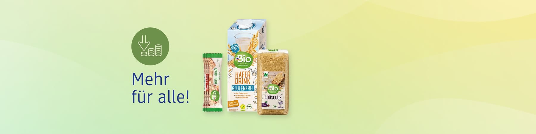 Drei Bio-Produkte nebeneinander: links ein Riegel in grüner Verpackung mit Aufdruck „BIO“, mittig ein 1‑l Haferdrink-Karton mit Aufschrift „HAFER DRINK GLUTENFREI“ und rechts eine 500‑g Packung Couscous mit grünem „Bio“-Logo, links daneben grüner Kreis mit Stapel-Münzen-Symbol und Text „Mehr für alle!“