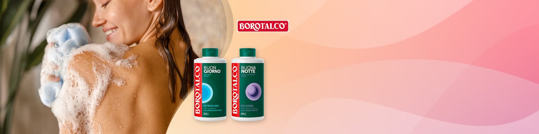 Lächelnde Frau mit seifenschaumigem Rücken links, rechts zwei Borotalco-Duschtuben mit roten Etiketten: Buon Giorno Refreshing und Buona Notte Relaxing, oben rechts Borotalco-Logo