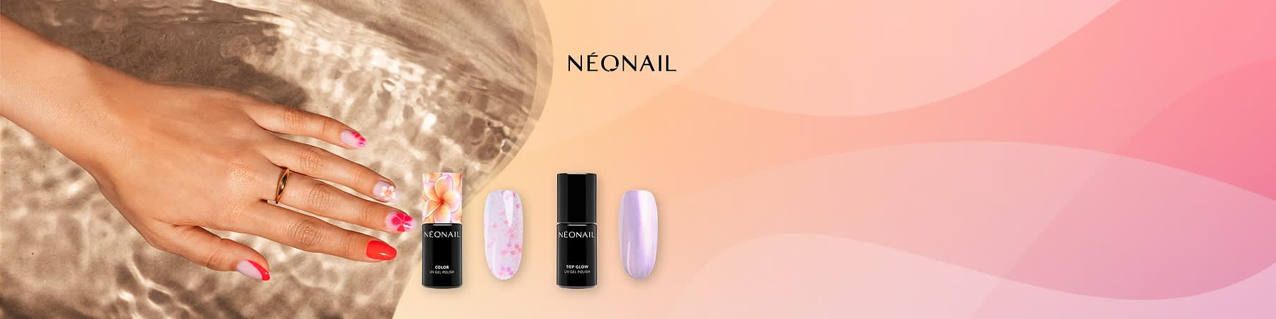 Linke Hand mit rosa-rotem Blumen-Nageldesign und goldfarbenem Ring über einem Wasserreflex-Hintergrund, rechts das Schriftlogo „NEONAIL“, darunter zwei Nagellackfläschchen mit den Aufschriften „COLOR UV GEL POLISH“ und „TOP GLOW UV GEL POLISH“ und je eine passende Nagelprobe in pastellrosa mit Glitzereffekten beziehungsweise perlmuttfarbenes Finish