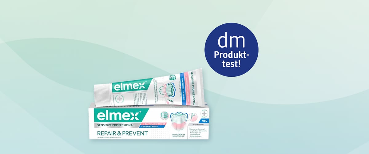 Eine Tube elmex Sensitive Professional Repair & Prevent Zahnpasta liegt auf der passenden weißen und grünen Verpackungsbox, rechts oben ein blauer Kreis mit weißer Aufschrift „dm Produkttest!“