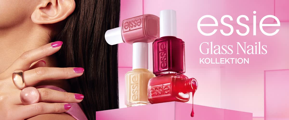 Vier Essie-Nagellackfläschchen in Pastellrosa, Creme, Dunkelrot und Korallenrot auf rosa gestufter Fläche, ein Tropfen roter Lack fällt, rechts Schriftzug essie Glass Nails KOLLEKTION