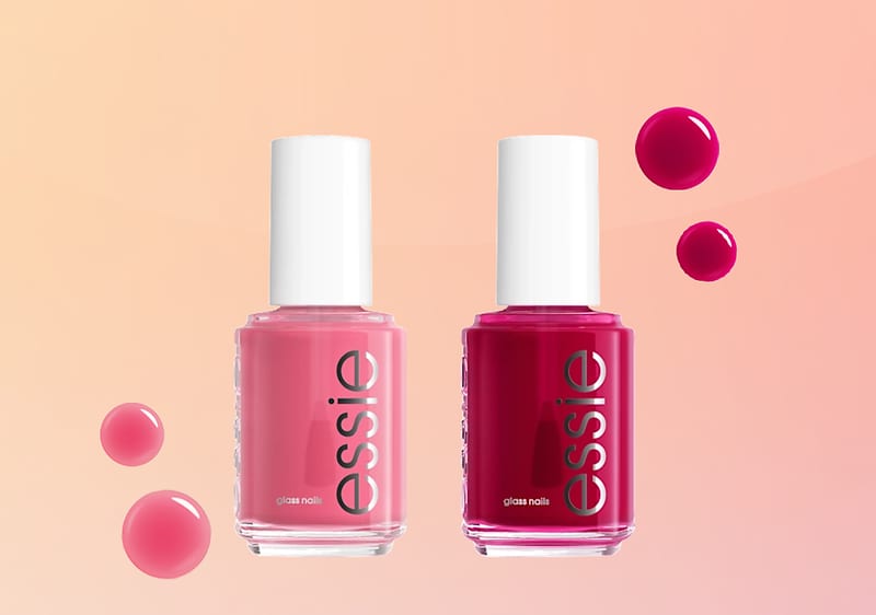 Zwei Essie Nagellackflaschen nebeneinander, links hellrosa, rechts kräftiges Pink-Rot, weiße Verschlüsse und seitlich sichtbar der silberne Markenname „essie“, daneben drei Farbtropfen in passenden Rosatönen