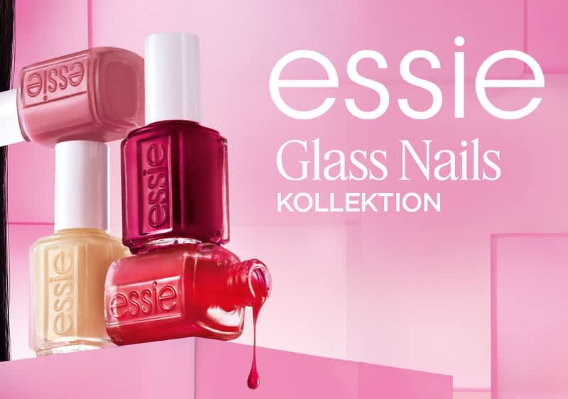 Vier Essie-Nagellackfläschchen in Pastellrosa, Creme, Dunkelrot und Korallenrot auf rosa gestufter Fläche, ein Tropfen roter Lack fällt, rechts Schriftzug essie Glass Nails KOLLEKTION