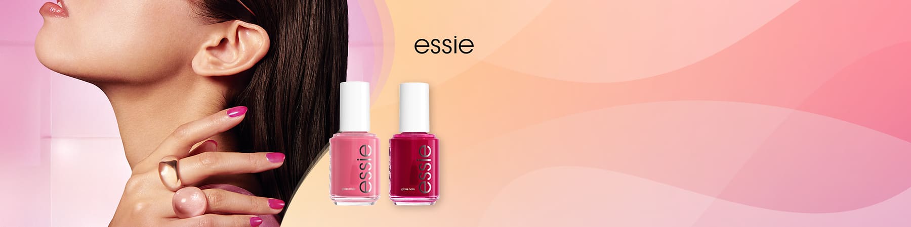 Nahaufnahme einer Frau mit dunklem, glattem Haar und pink lackierten Fingernägeln links, rechts zwei Essie-Nagellackflaschen nebeneinander in Rosé und kräftigem Pink vor einem rosa Verlaufshintergrund, oben rechts Schriftzug „essie“