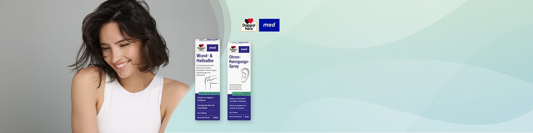 Frau mit dunklen Haaren und weißem Top links, rechts zwei doppelherz med Produkte nebeneinander: links Packung „Wund- & Heilsalbe“ 20 ml, rechts Packung „Ohren-Reinigungs-Spray“ 15 ml, doppelherz med Logo oben rechts