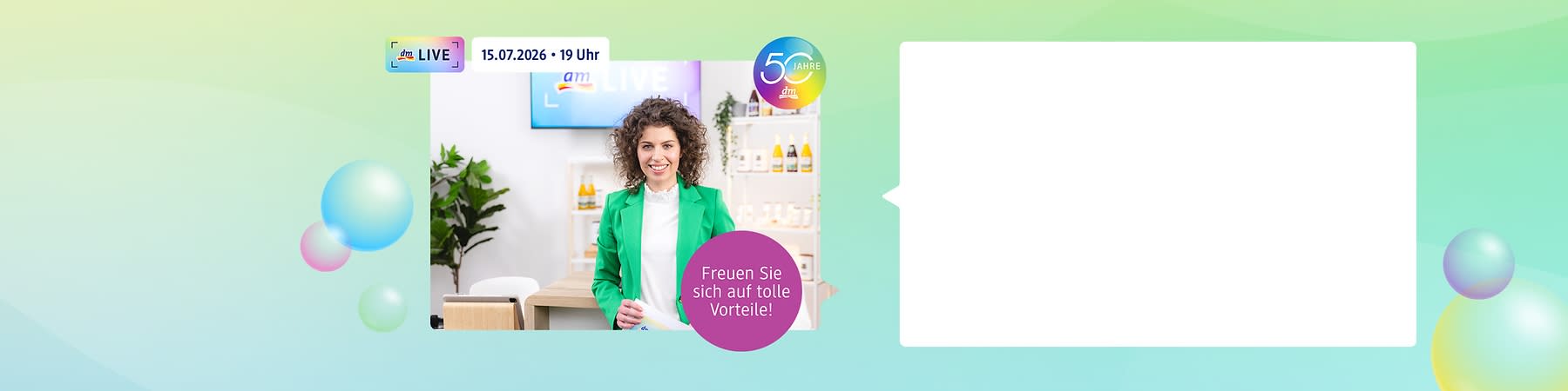 Junge lächelnde Moderatorin in grünem Blazer vor Regal mit Produkten, Textbanner oben links „15.07.2026 • 19 Uhr“, rechts oben rundes Logo „50 Jahre dm“, lila Kreis mit Text „Freuen Sie sich auf tolle Vorteile!“