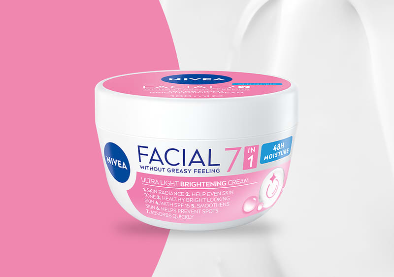 Weißer Tiegel mit rosa Deckel der Nivea Facial 7in1 Ultra Light Brightening Cream, Aufschrift „FACIAL 7 IN 1“, „48H MOISTURE“ und weitere Produktinformationen sowie Nivea-Logo auf weiß-rosa Hintergrund