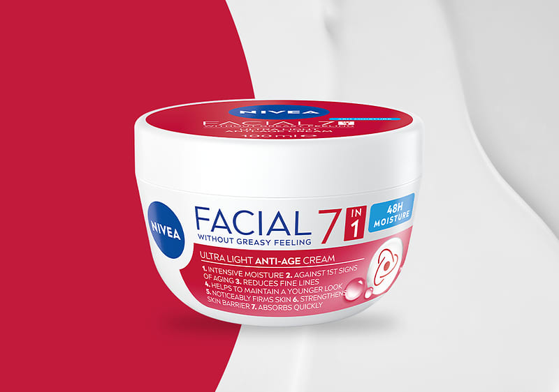 Weiß-rot gestalteter Tiegel Nivea Facial 7 in 1 Ultra Light Anti-Age Cream mit Aufschrift „48H Moisture“ und kurzen Nutzenpunkten auf der Vorderseite, vor rotem und weißem Hintergrund