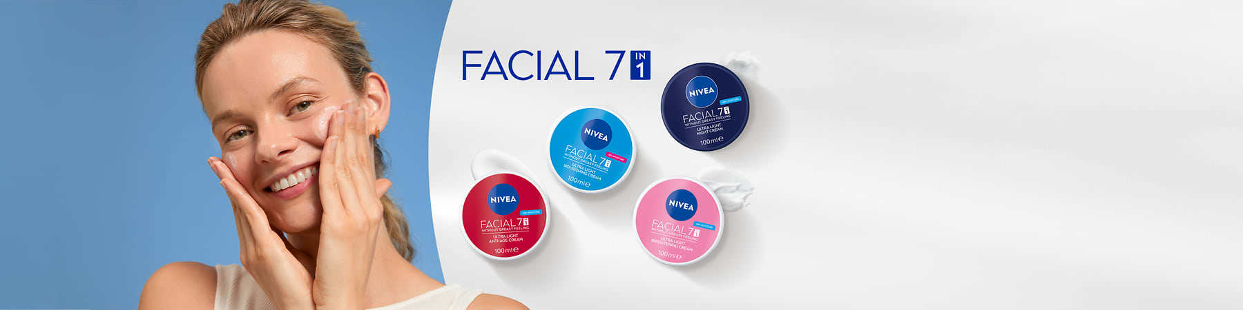 Lächelnde Frau trägt Gesichtscreme auf beide Wangen auf, rechts vier runde Nivea Facial 7in1 Tiegel in Blau, Dunkelblau, Rot und Rosa auf weißem Hintergrund und Schriftzug „FACIAL 7in1“