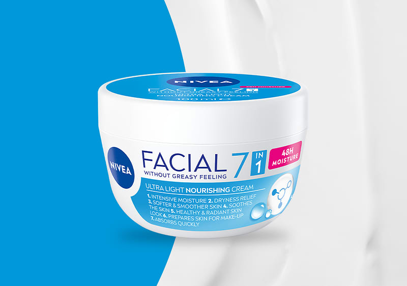 NIVEA Facial 7‑in‑1 Ultra Light Nourishing Cream in weiß-blauer runden Dose mit Aufschrift „FACIAL 7 IN 1“ und Hinweis „48H MOISTURE“ sowie NIVEA-Logo und kurzer Produktbeschreibung auf dem Etikett