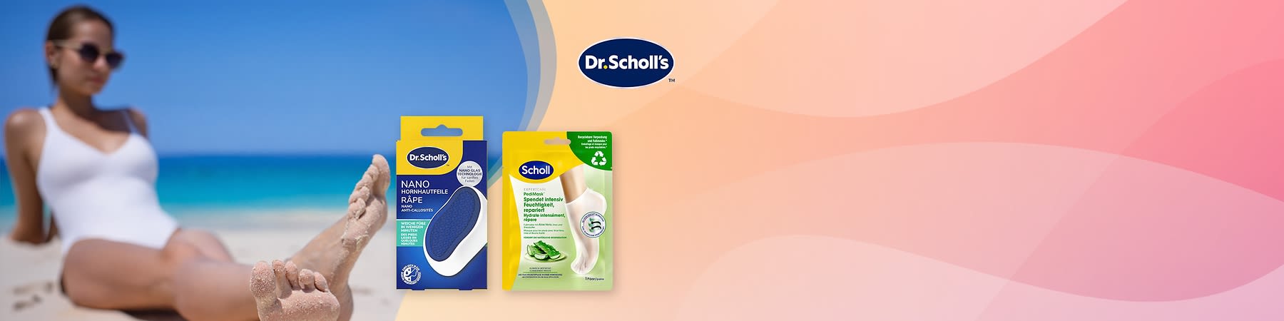 Zwei Dr. Scholl’s Fußpflegeprodukte vor pastellfarbener Fläche, links blaue Packung „Nano Hornhautfeile Râpe“ mit Bild der blauen Feile, rechts gelb-grüne Packung „Scholl Pedimask intensive Feuchtigkeit“ mit Fußabbildung und Aloe-Vera-Symbol, oben rechts Dr. Scholl’s Logo, links im Hintergrund verschwommene Frau mit Sonnenbrille und weißem Oberteil