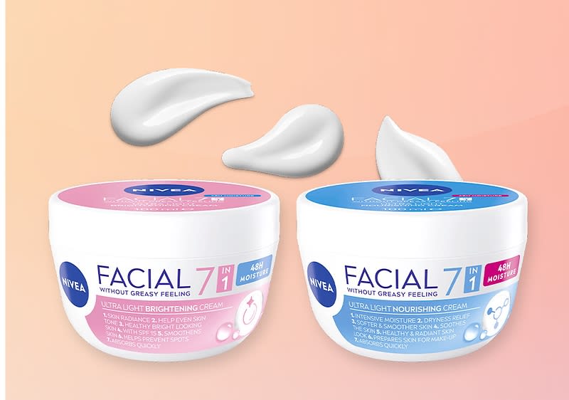 Zwei NIVEA Gesichtscreme-Tiegel nebeneinander, links rosa „7 in 1 Ultra Light Brightening Cream“ mit Aufschrift „Without Greasy Feeling“, rechts blau „7 in 1 Ultra Light Nourishing Cream“, darüber drei Cremeproben auf pastellfarbenem Hintergrund