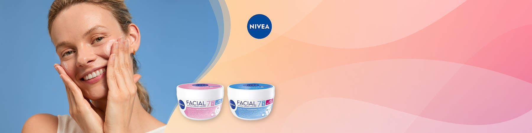 Lächelnde Frau massiert sich Gesicht mit Creme, davor zwei NIVEA Facial 7in1 Cremetiegel in rosa und blau, rechter oben das NIVEA-Logo in dunkelblau