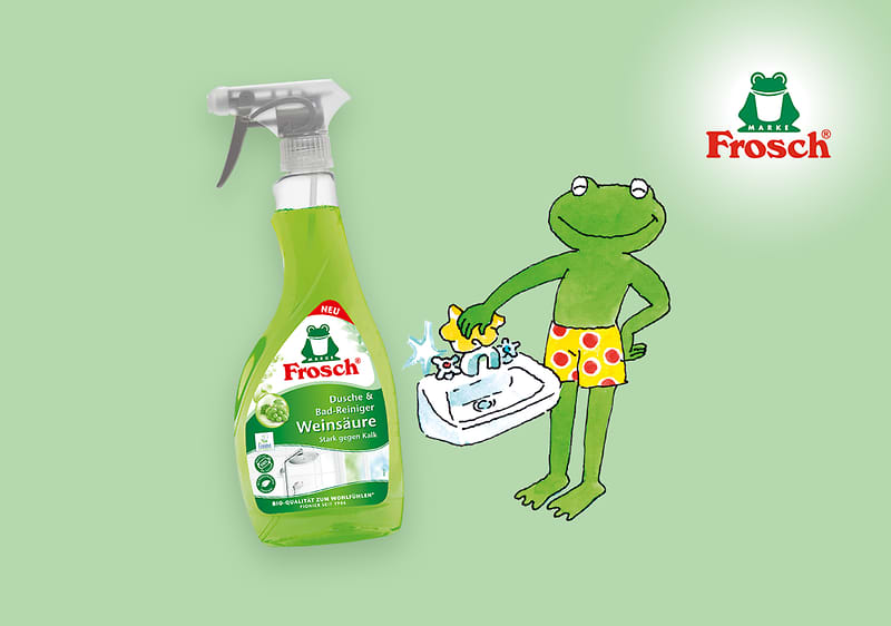 Grüner Frosch-Markenreiniger mit Sprühflasche links und rechts eine Zeichnung eines grünen Frosches in gepunkteten Badehosen, der mit Seife an einem Waschbecken Hände wäscht, Markenlogo oben rechts