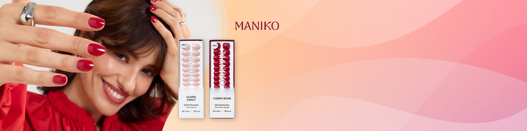 Lächelnde Frau mit roten Gelnägeln hält Hand an den Kopf, daneben zwei Packungen künstlicher Press-On-Nägel: links hellrosé mit Aufdruck „NEU“ und Schrift „GLAZED DONUT Soft Gel Press Ons 16 Größen 32 Stück“, rechts dunkleres Rot mit Aufdruck „NEU“ und Schrift „CHERRY BOMB Soft Gel Press Ons 16 Größen 32 Stück“, rechts oben Schriftzug „MANIKO“
