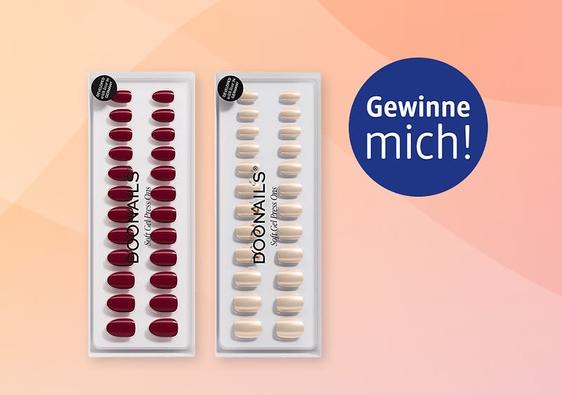 Zwei Kunststoffblister mit jeweils 14 künstlichen Fingernägeln; links dunkelroter Glanz, rechts cremefarbener Glanz, auf jedem Blister senkrecht Schriftzug „DOONAILS“, oben rechts blauer Kreis mit weißer Schrift „Gewinne mich!“