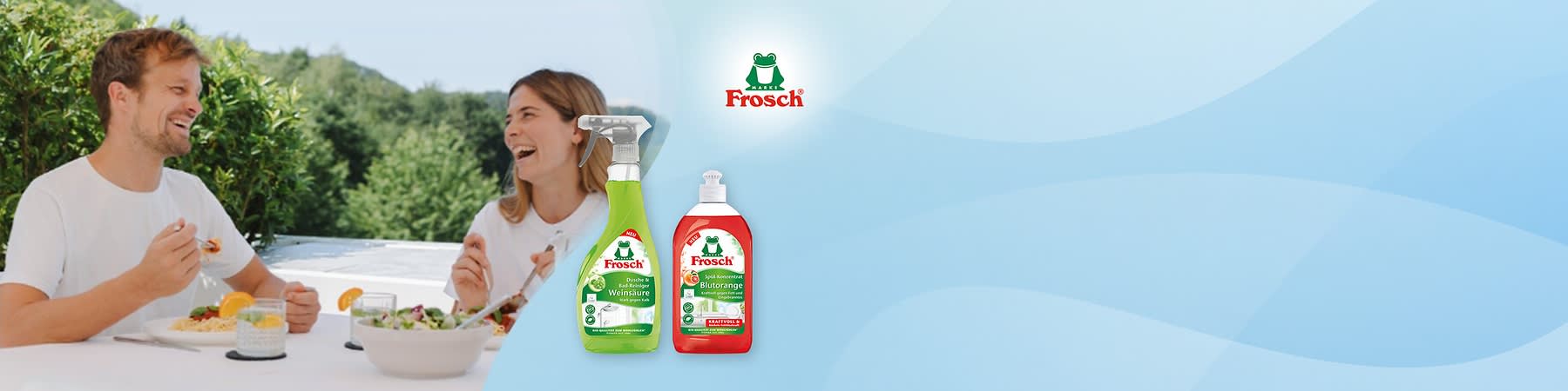 Ein lächelnder Mann sitzt im Freien beim Essen links, rechts zwei Frosch-Reinigungsprodukte: eine grüne Sprühflasche „Frosch Weinsäure“ und eine rote Spülmittelflasche „Frosch Blutorange“, oben rechts das Frosch-Logo